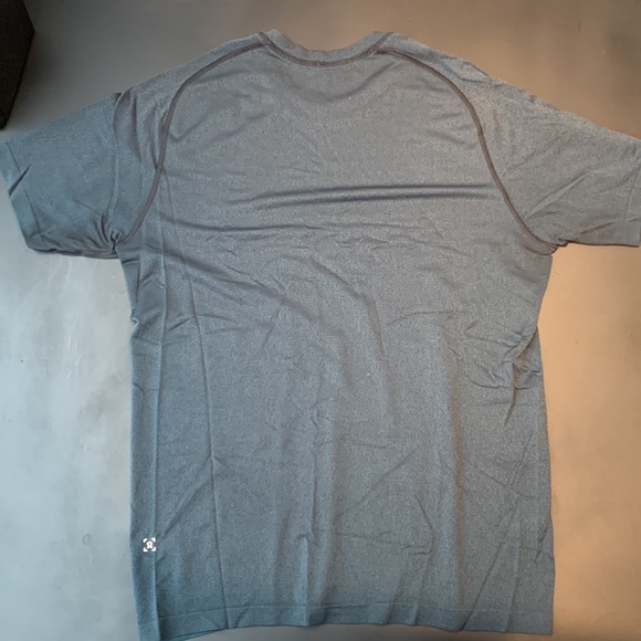 Lululemon Metal Vent Shirt - Picture 2 of 3